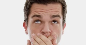 رائحة الفم الكريهة.. أمر طبيعي أم إشارة لمشكلة صحية؟