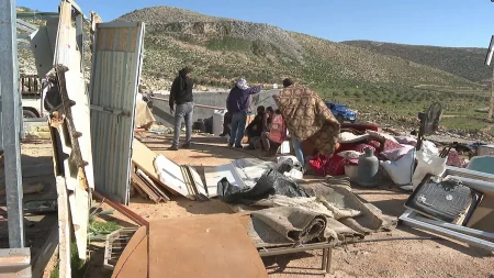 11 عائلة بدوية تفكك مساكنها في “المغير” تحت هجمات المستوطنين
