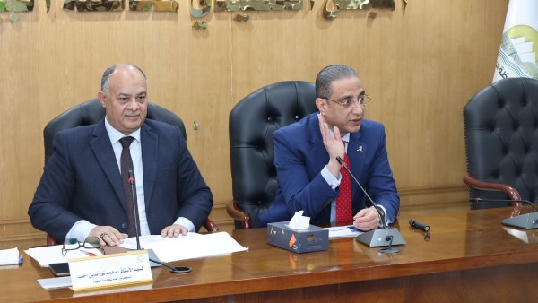 محافظ الجيزة يوجه بالالتزام بالجداول الزمنية لتنفيذ المشروعات
