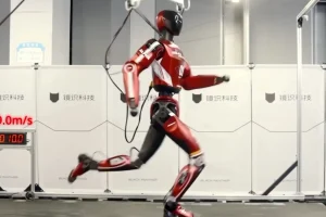 روبوت صيني يكسر حاجز السرعة العالمي ويتفوق على العدائين البشر