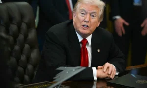 ترامب يمهل إيران 15 يوماً لصفقة نووية وسط حشود عسكرية