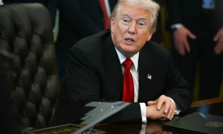 ترامب يمهل إيران 15 يوماً لصفقة نووية وسط حشود عسكرية