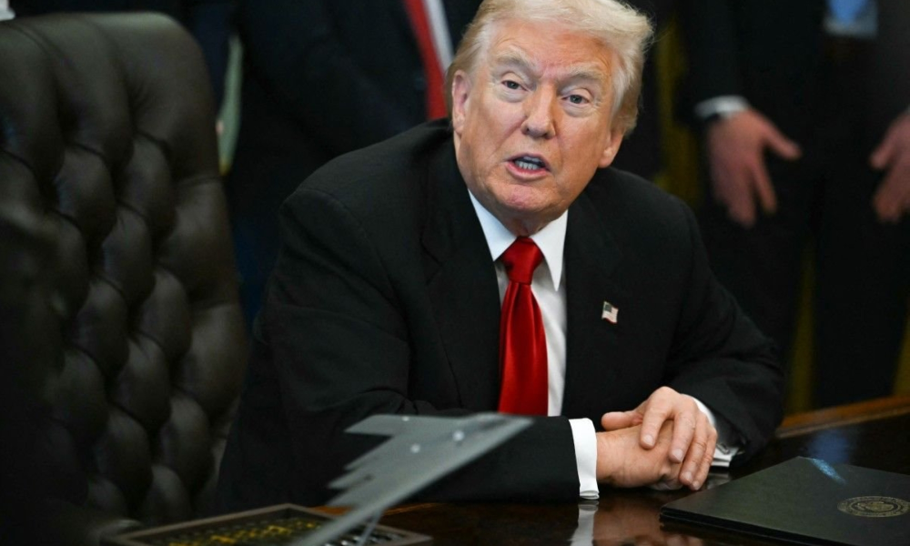 ترامب يمهل إيران 15 يوماً لصفقة نووية وسط حشود عسكرية