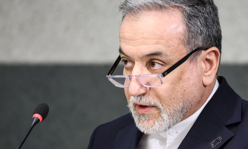 ترامب يدرس خيارات عسكرية ضد إيران وطهران ترد بمقترح