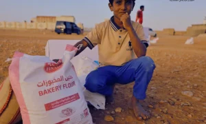 القوات السعودية توزع سلالاً غذائية في سقطرى ضمن جهود الإغاثة