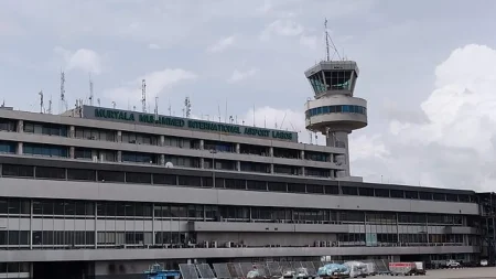 استئناف الرحلات بعد السيطرة على حريق بمطار لاغوس