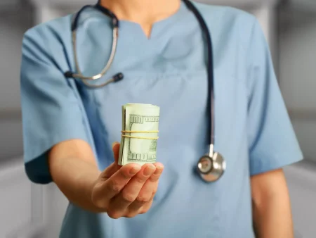 هل يريدون إبقاءنا مرضى؟ تفكيك أشهر نظرية مؤامرة طبية