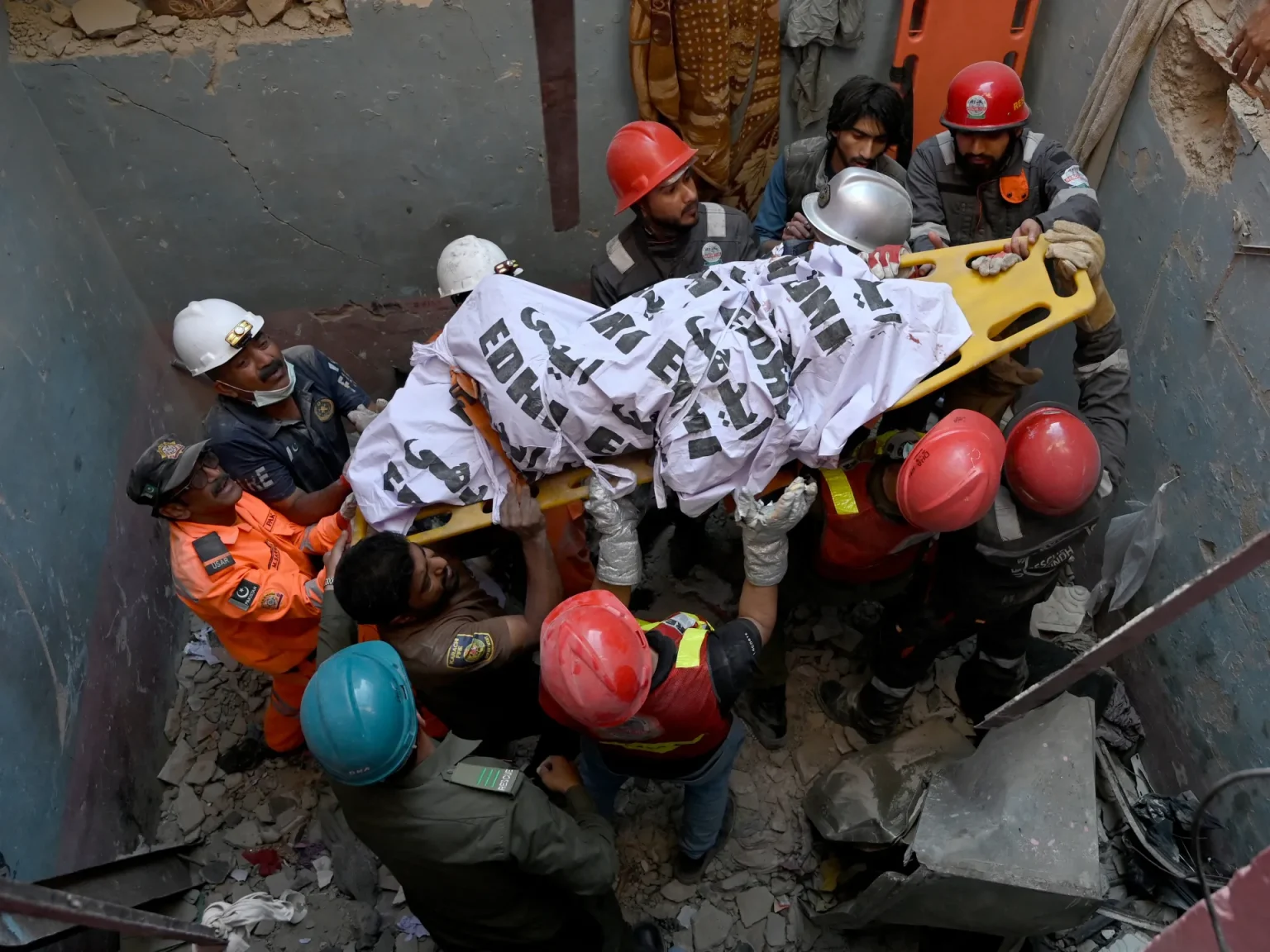 16 قتيلا في انهيار مبنى بمدينة كراتشي الباكستانية