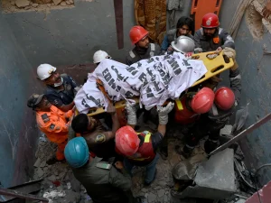 16 قتيلا في انهيار مبنى بمدينة كراتشي الباكستانية