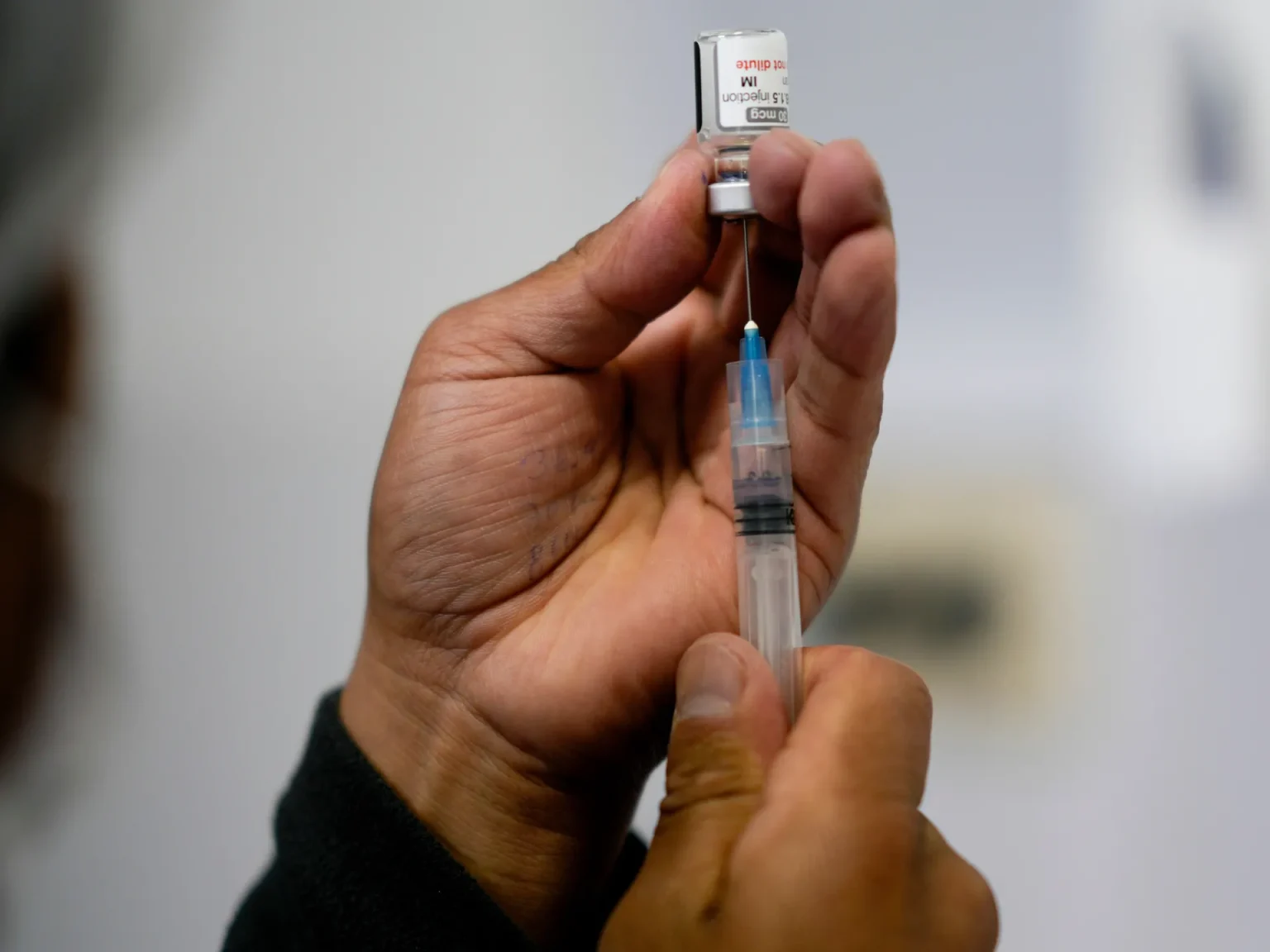 بين الخوف والعلم: كيف تشوه المعلومات المضللة صورة اللقاحات؟