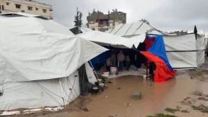 نزوح وغرق.. ليلة قاسية عاشتها مخيمات غزة تحت الأمطار الغزيرة