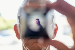 المرض الذي يسرق ذكرياتك.. كيف يهاجم جهازك المناعي دماغك؟