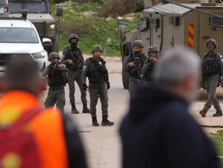 إصابة فلسطيني برصاص الاحتلال وحملة اعتقالات وهدم بالضفة