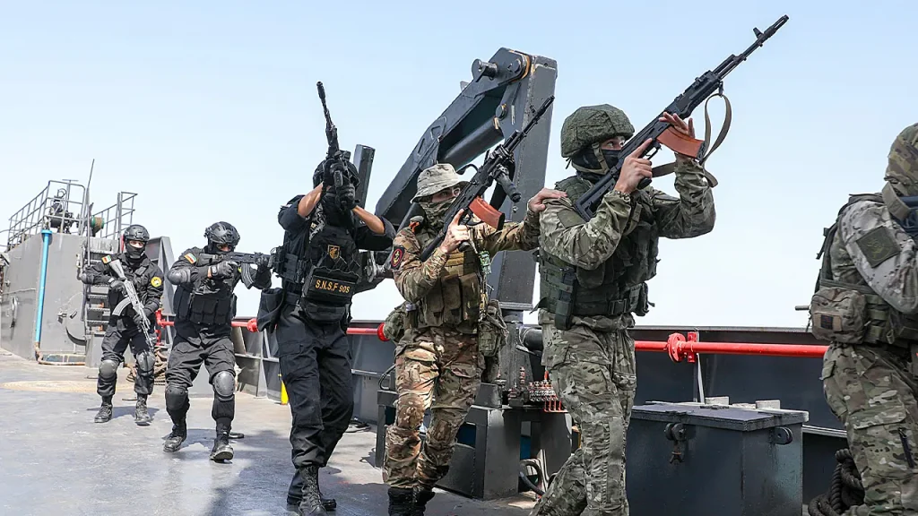 خبير: إيران تنقل أصولاً عسكرية خلال تدريبات روسية مشتركة بمضيق هرمز