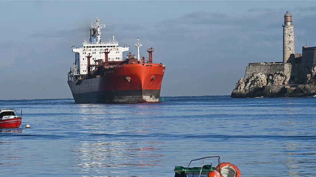 متهمة روسيا سفينة نفط باستخدام تكتيكات “الأسطول الأسود” في شحنة كوبية