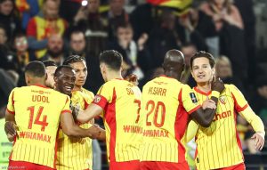 لانس يفوز بقوة على أنجيه بخماسية مثيرة ويتقدم الدوري الفرنسي بمشاركة سعود عبد الحميد