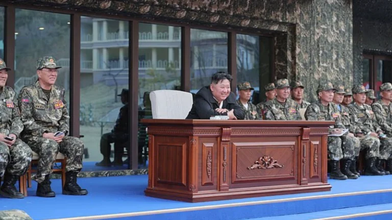 كيم جونغ أون يشرف على عرض عسكري قتالي لجنوده