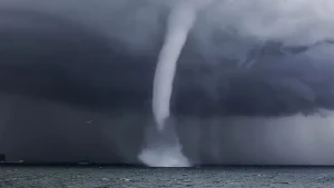 الأرصاد الجوية السعودية تحذر من احتمالية تشكّل أعاصير قمعية وشواهق مائية