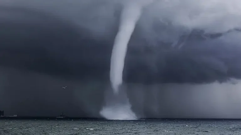 الأرصاد الجوية السعودية تحذر من احتمالية تشكّل أعاصير قمعية وشواهق مائية