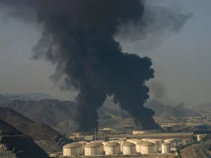 إصابات وحرائق بهجمات إيرانية على 5 دول خليجية