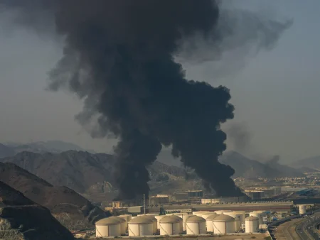 إصابات وحرائق بهجمات إيرانية على 5 دول خليجية