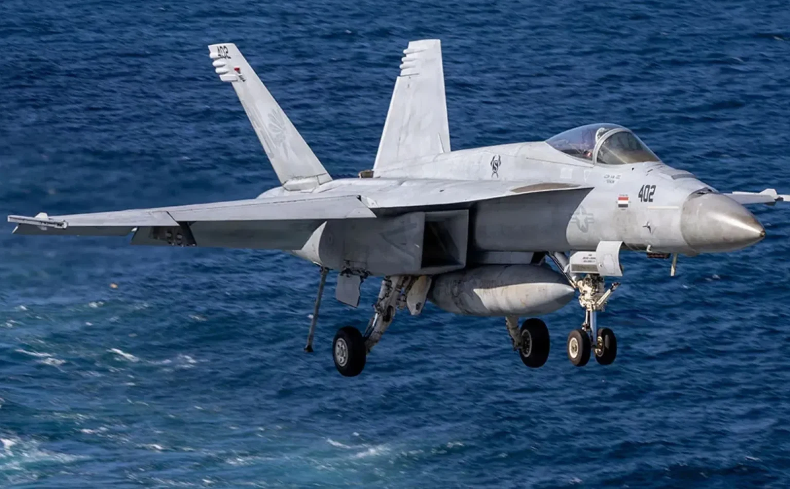 مقاتلة أمريكية تحمل علم سوريا القديم ضمن عمليات جوية تستهدف إيران.. ما قصتها؟