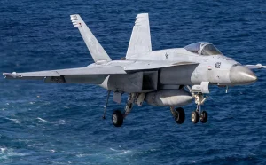 مقاتلة أمريكية تحمل علم سوريا القديم ضمن عمليات جوية تستهدف إيران.. ما قصتها؟