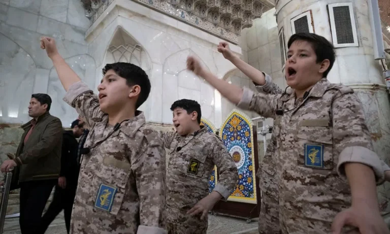 منظمات حقوقية تطالب بوقف تجنيد الأطفال في إيران