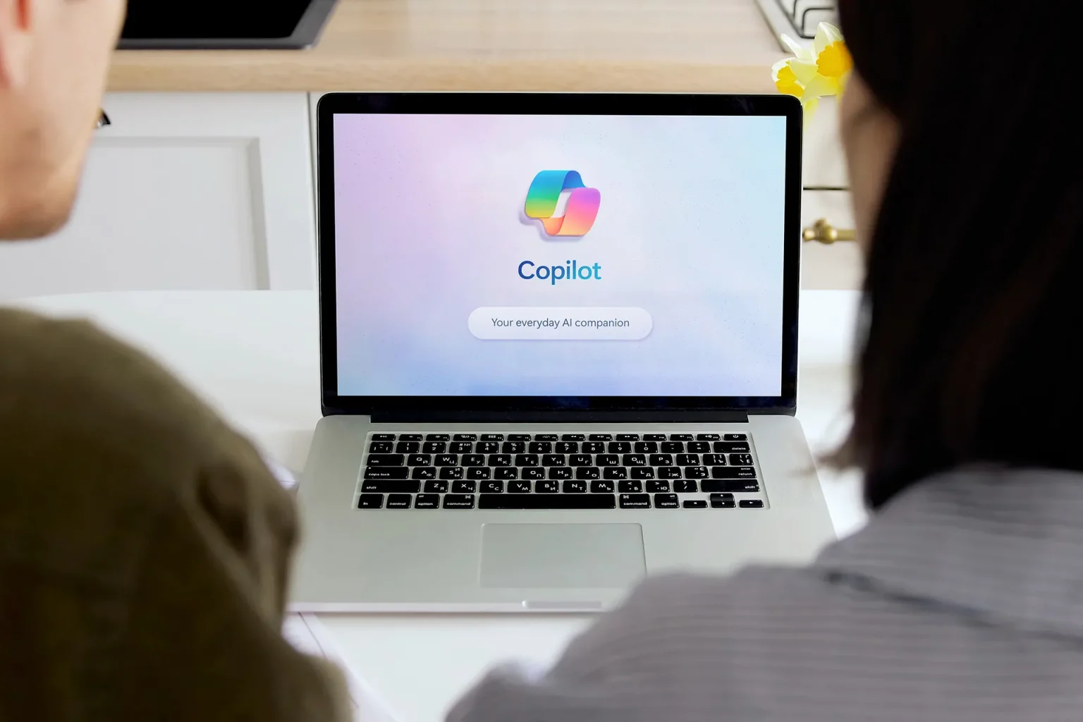 مايكروسوفت تطلق خدمة “كوبايلوت كوورك” بميزة “النقد الذاتي”