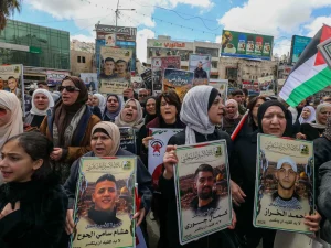 مواجهات بالضفة رفضا لقانون “إعدام الأسرى” بالتزامن مع اقتحامات إسرائيلية