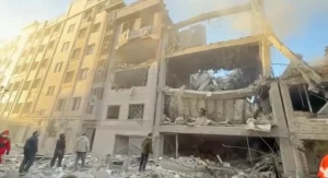 غارات تستهدف جسرا رئيسيا في إيران