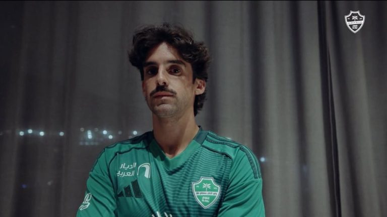 الأهلي السعودي يضم ترينكاو ويمنحه قميص رياض محرز