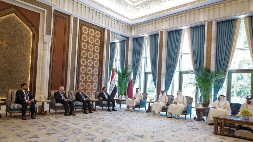 أمير قطر ورئيس وزراء العراق يتباحثان حول تعزيز العلاقات والتطورات الإقليمية