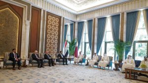 أمير قطر ورئيس وزراء العراق يتباحثان حول تعزيز العلاقات والتطورات الإقليمية