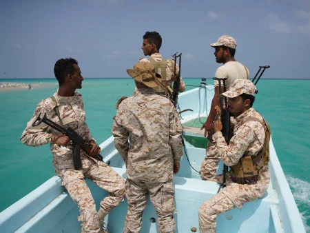 السعودية تندد بحظر الحوثيين للملاحة وتؤمن سفنها