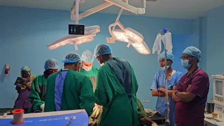 من قطر إلى السودان أطباء يكسرون حصار الحرب لإنقاذ المرضى