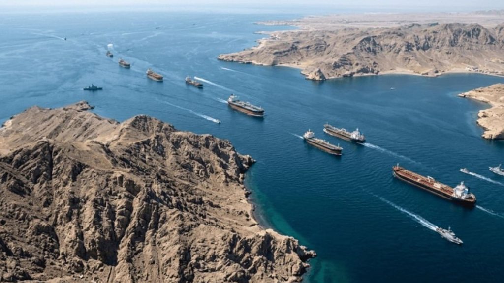 الجيش الأمريكي يكشف: واشنطن ساعدت أكثر من ألف سفينة عبر مضيق هرمز
