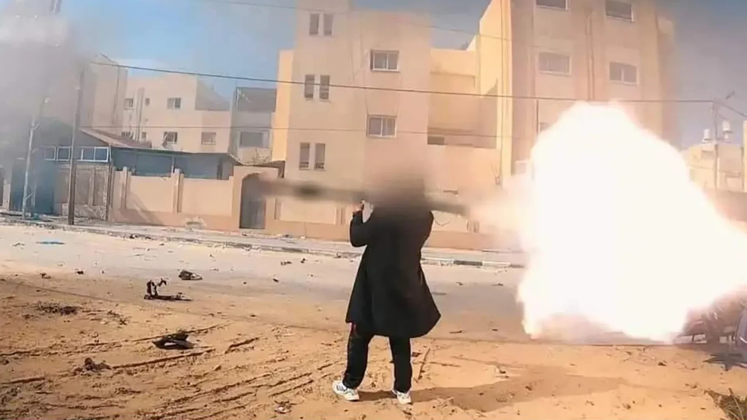 القسام تنشر مشاهد جديدة للمقاتل الأنيق وتكشف رتبته