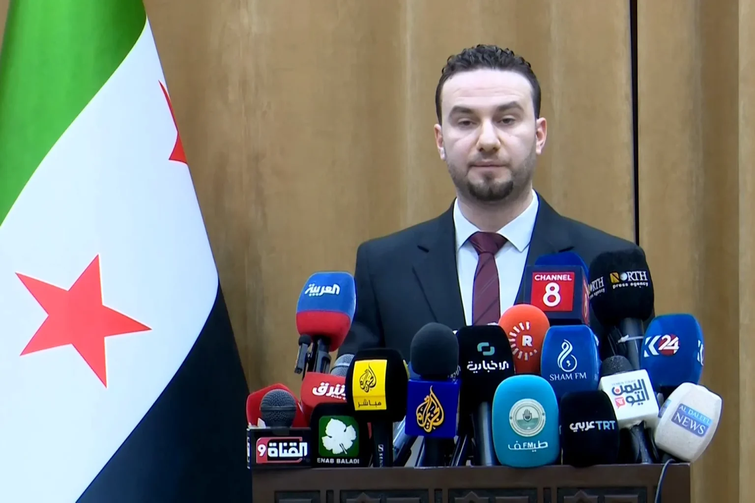 توقيف ابن عم الأسد وضباط في قضايا جرائم بسوريا