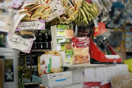 العطارون في العراق يتفوقون على الصيدليات: الأسباب والدوافع