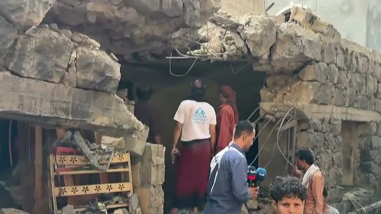قصف حوثي يدمر حي سكني مزدحم في تعز